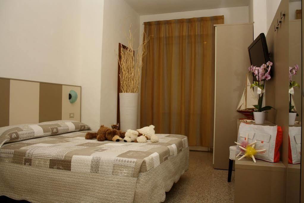 Hotel Camelia Ріміні Екстер'єр фото